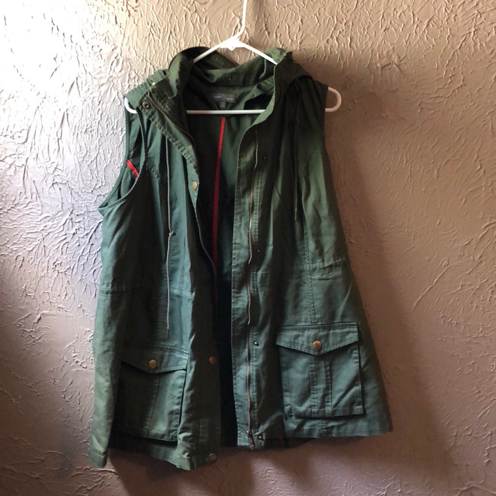 Olive cargo vest. Great condition!